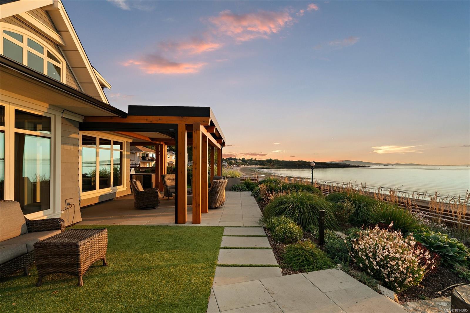 2072 Esplanade, Oak Bay, BC V8R 5H2