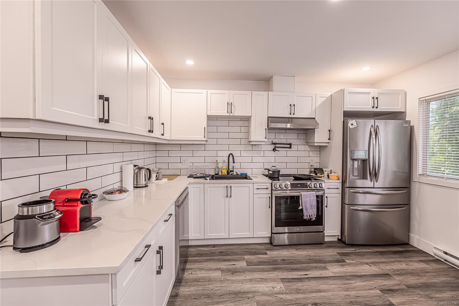 981 Tattersall Dr, Saanich, BC V8X 2X1