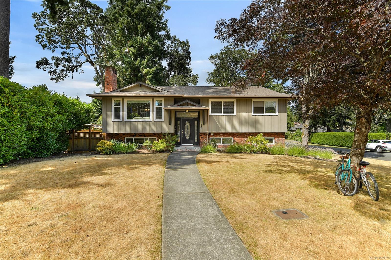 1530 Cedarglen Rd, Saanich, BC V8N 2A9