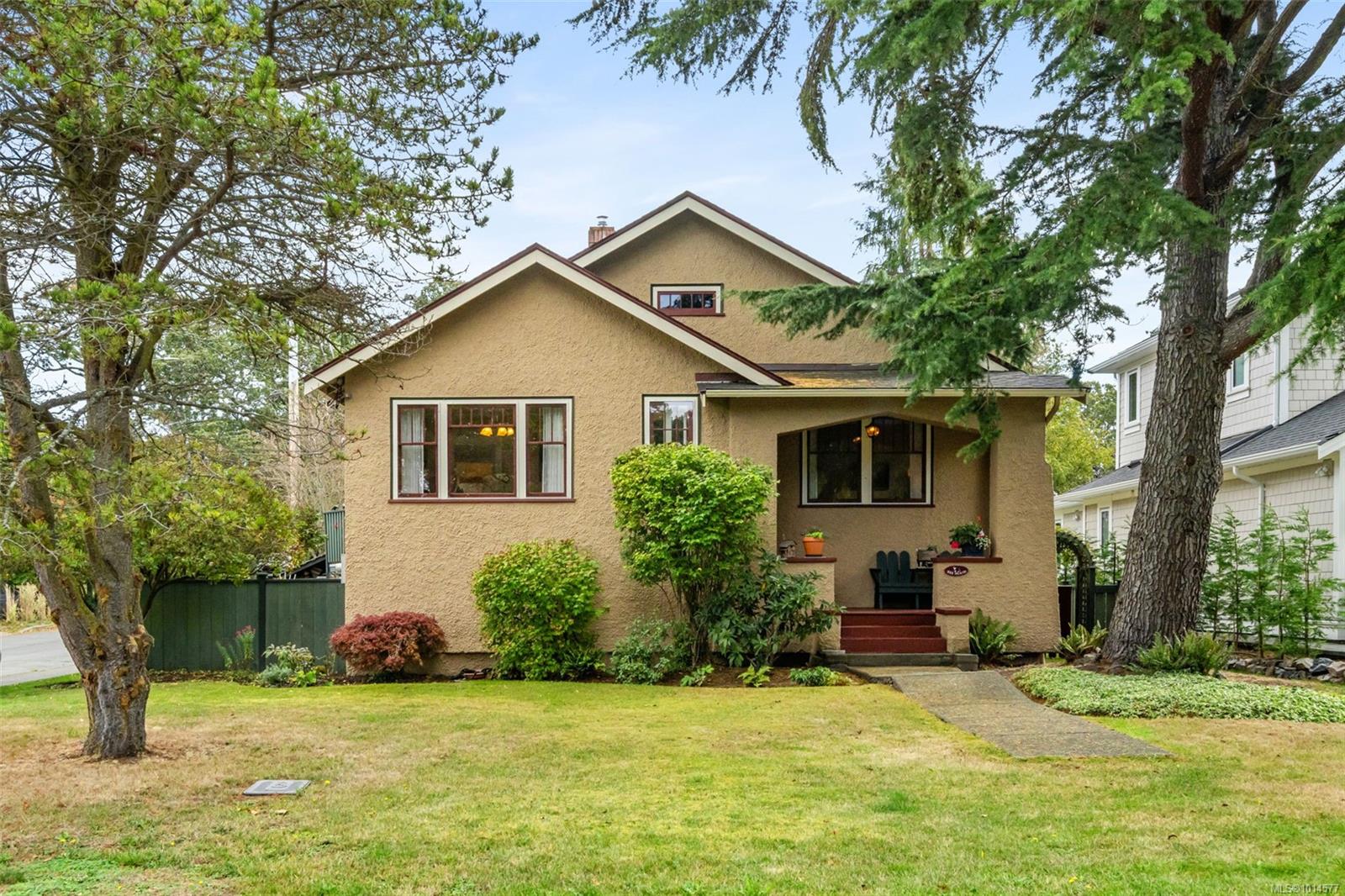 985 Island Rd, Oak Bay, BC V8S 2V1