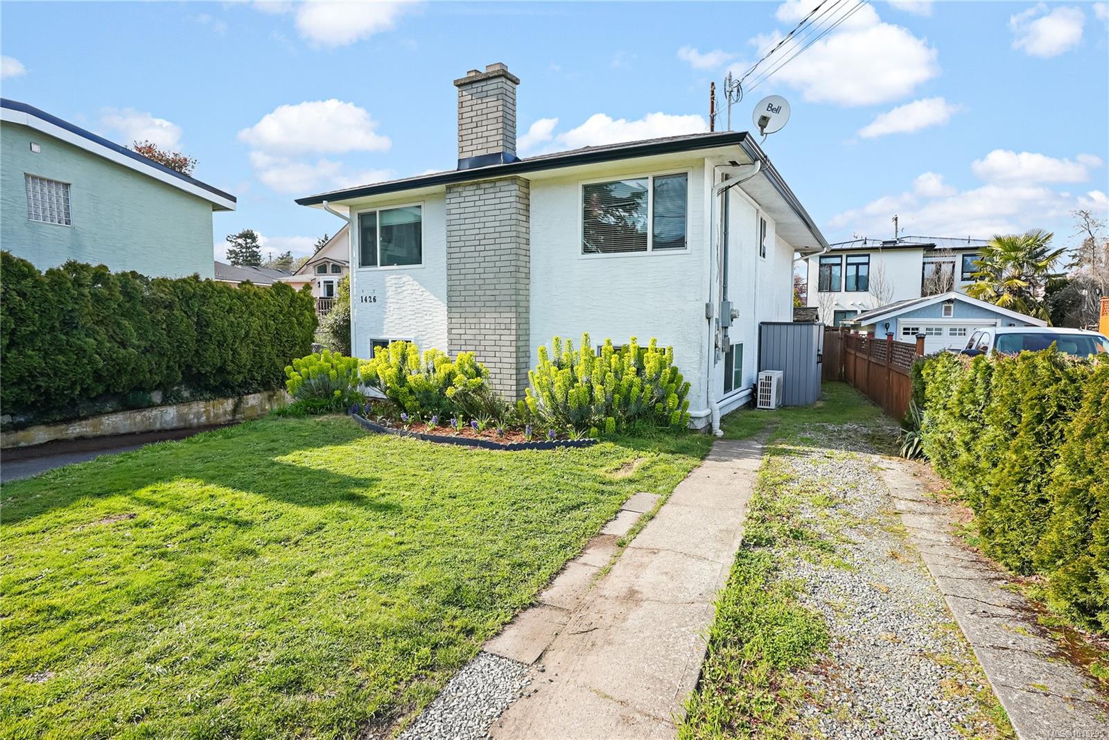 1426 Westall Ave, Victoria, BC V8T 2G5
