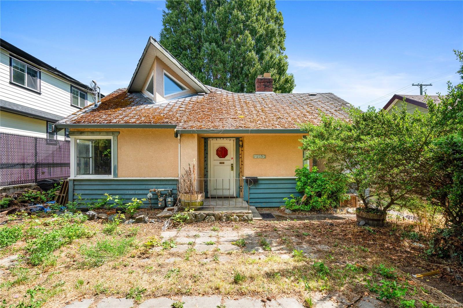 2553 Empire St, Victoria, BC V8T 3M5