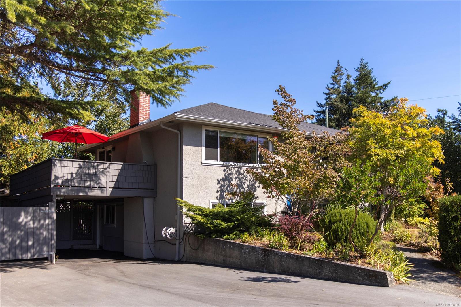 1846 San Juan Ave, Saanich, BC V8N 2H9