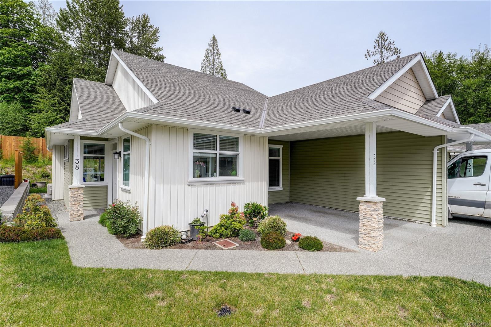 300 Grosskleg Way Apt 38, Lake Cowichan, BC V0R 2G1