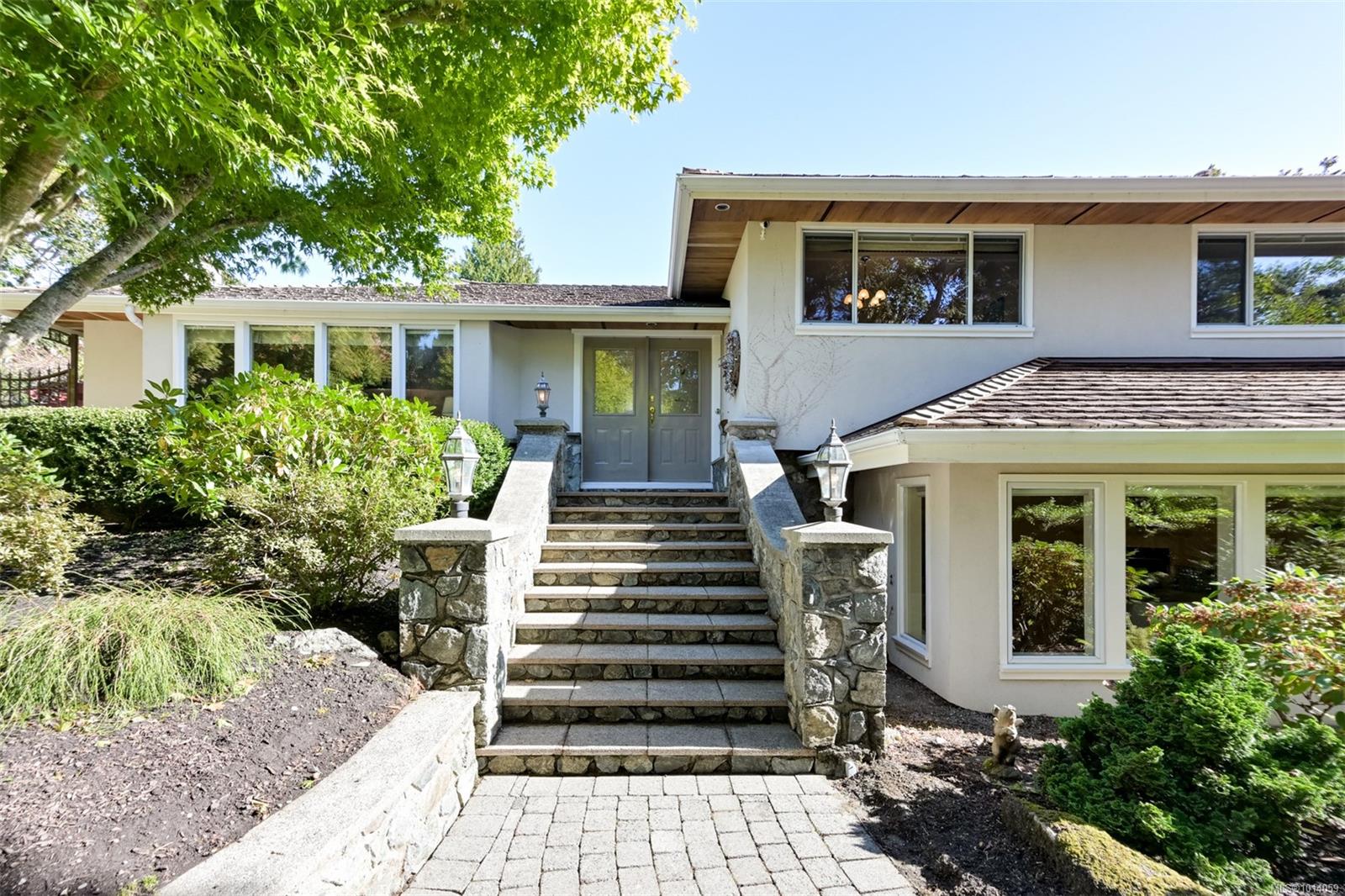 2886 Tudor Ave, Saanich, BC V8N 1M1