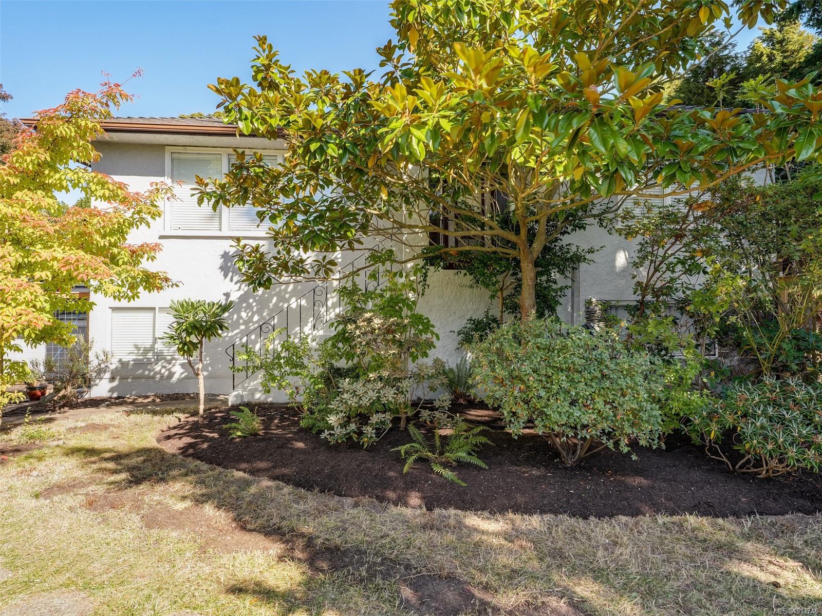 1874 Taylor St, Saanich, BC V8R 3G4