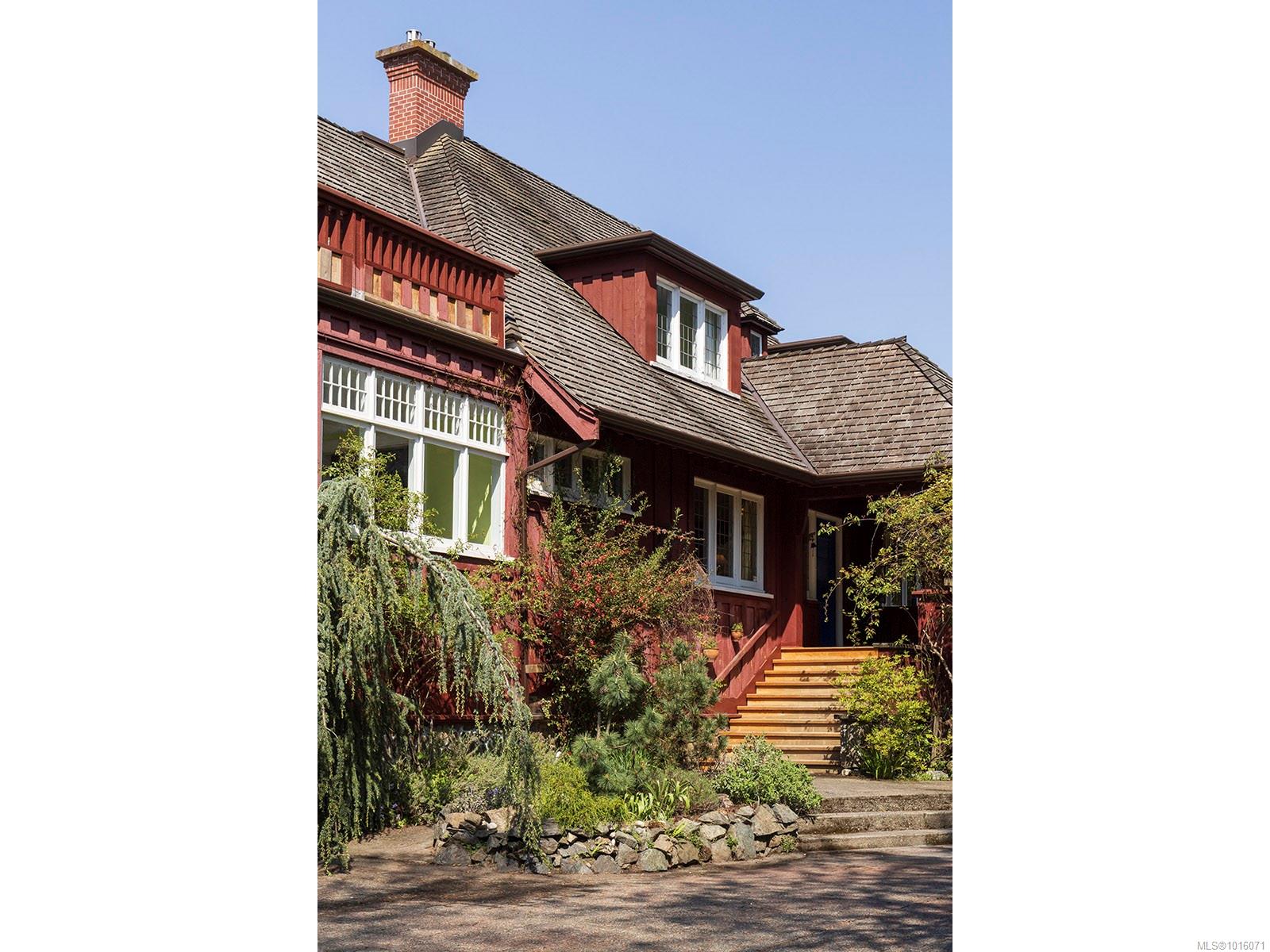 934 Foul Bay Rd #a, Victoria, BC V8S 4H8