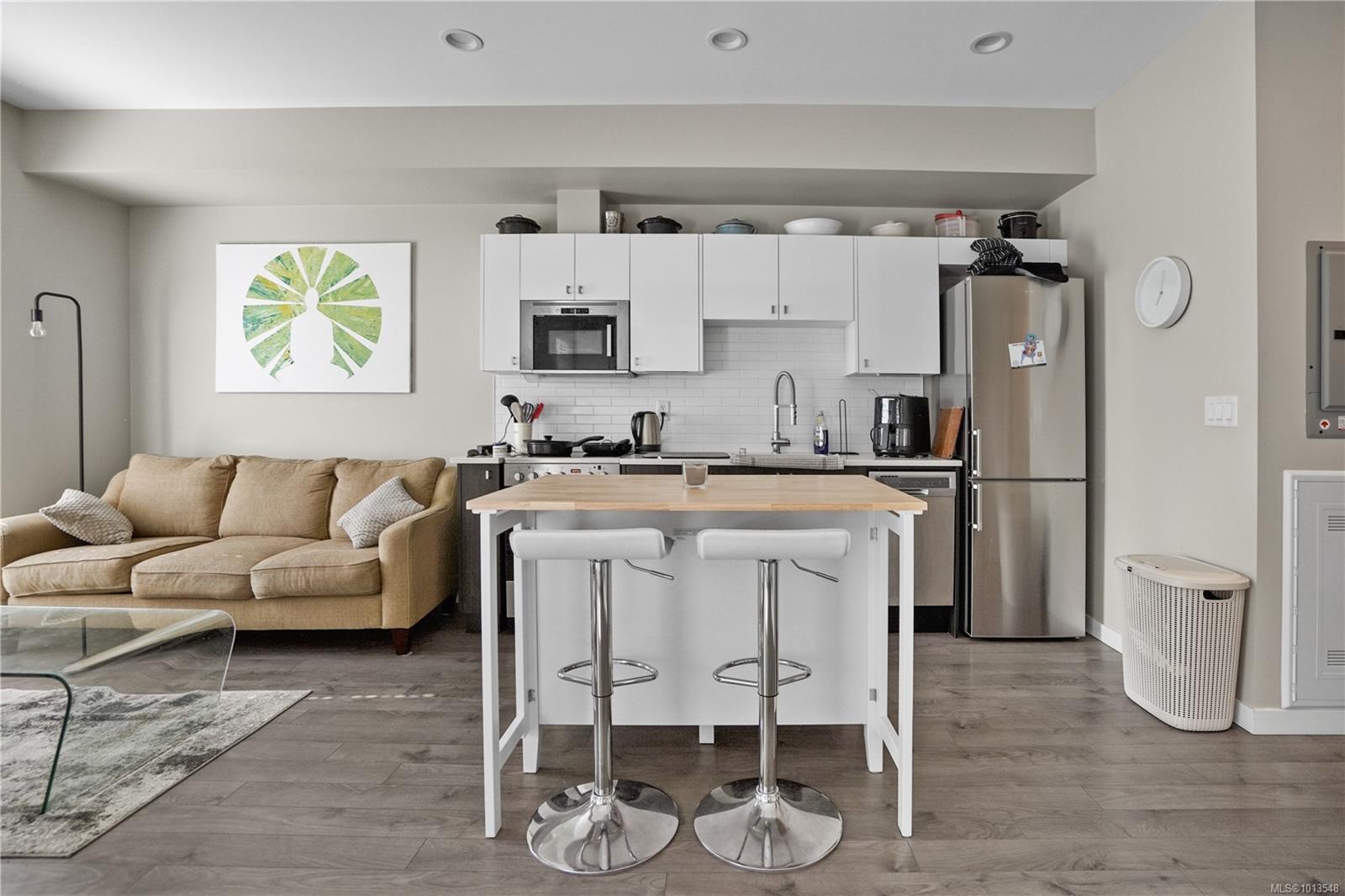 767 Tyee Rd Apt 201, Victoria, BC V9A 0G5