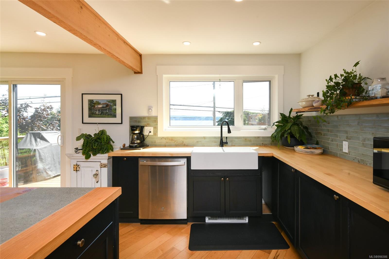 5693 Island Hwy S, Union Bay, BC V0R 3B0