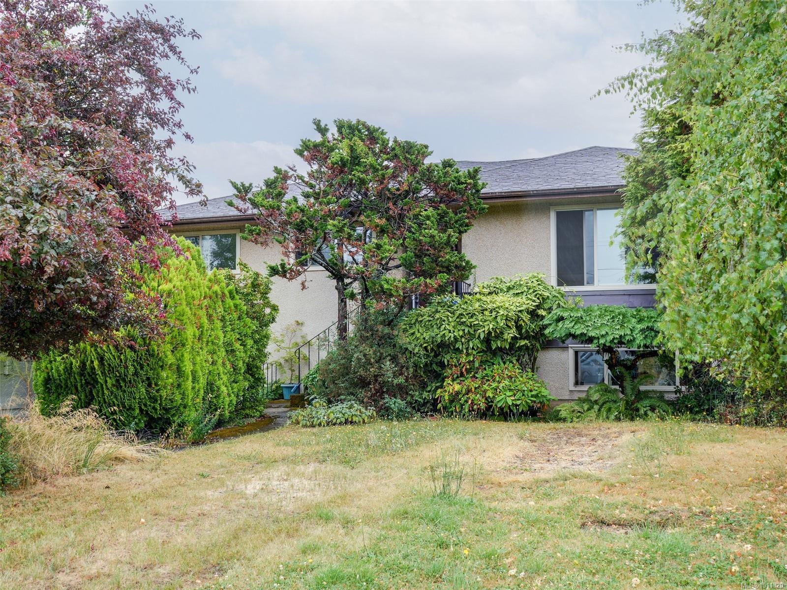 1611 Elm St, Saanich, BC V8P 2G6