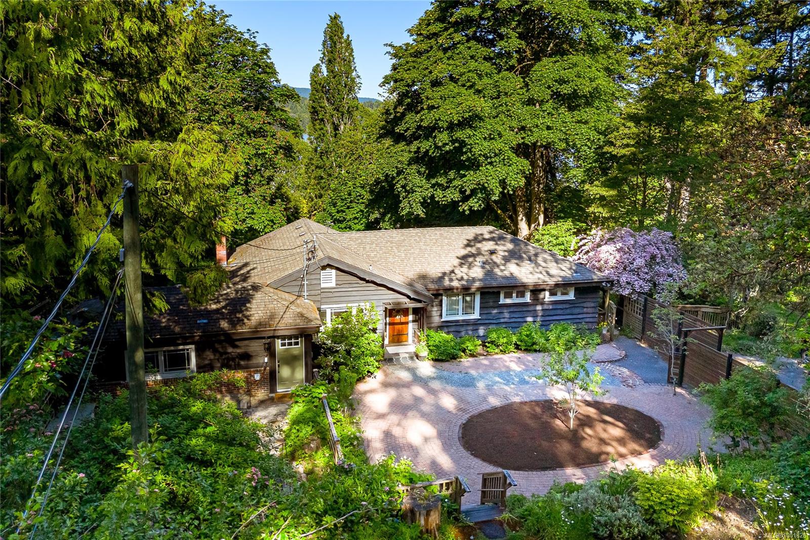 5168 Santa Clara Ave, Saanich, BC V8Y 1W4