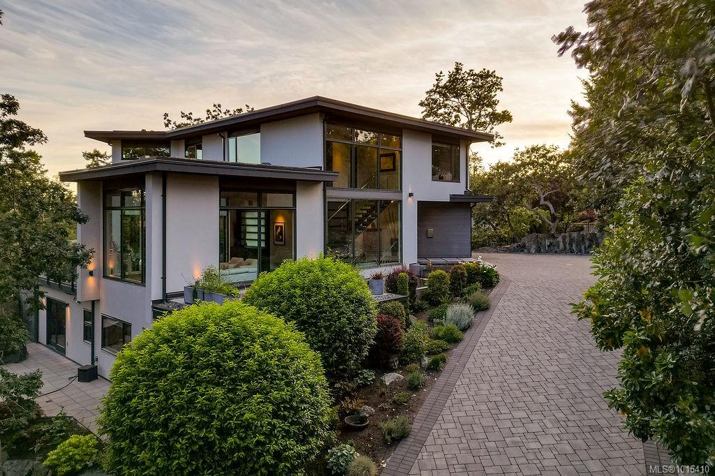 3724 Arbutus Rdg, Saanich, BC V8N 6B3