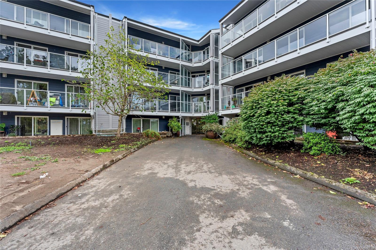 3277 Quadra St Apt 105, Saanich, BC V8X 4W9