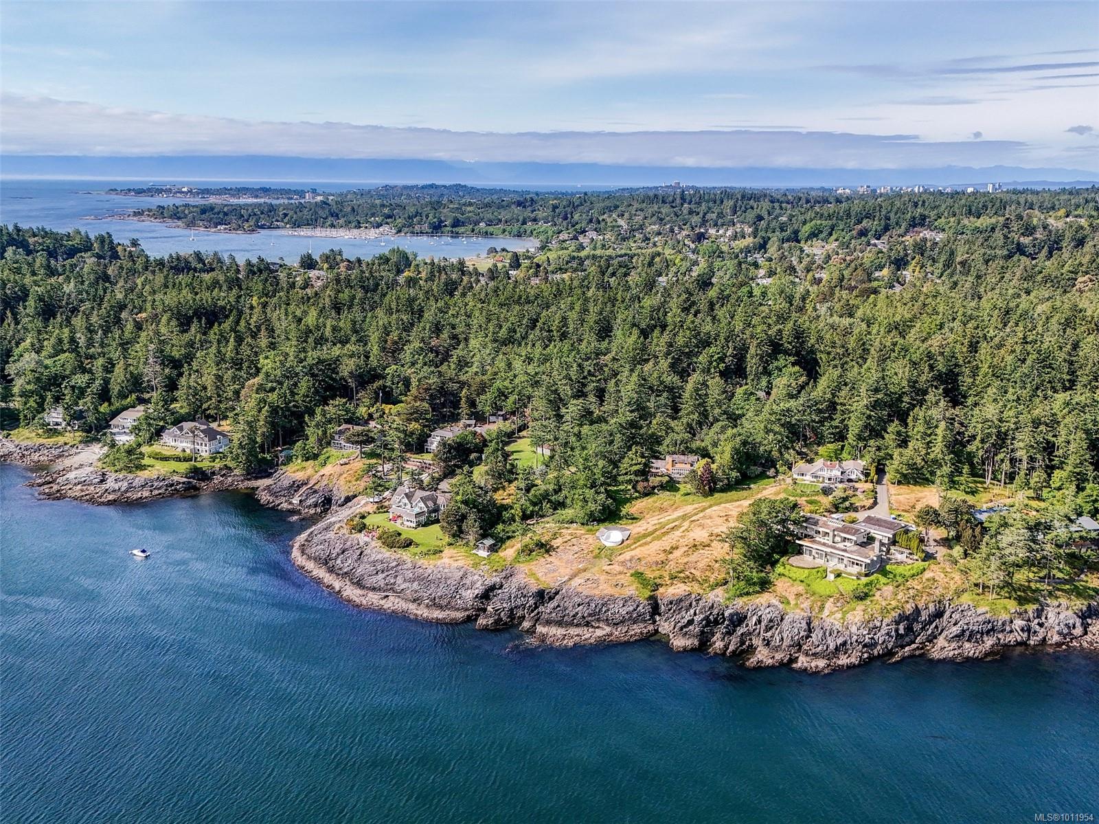 2550 Queenswood Dr, Saanich, BC V8N 1X5