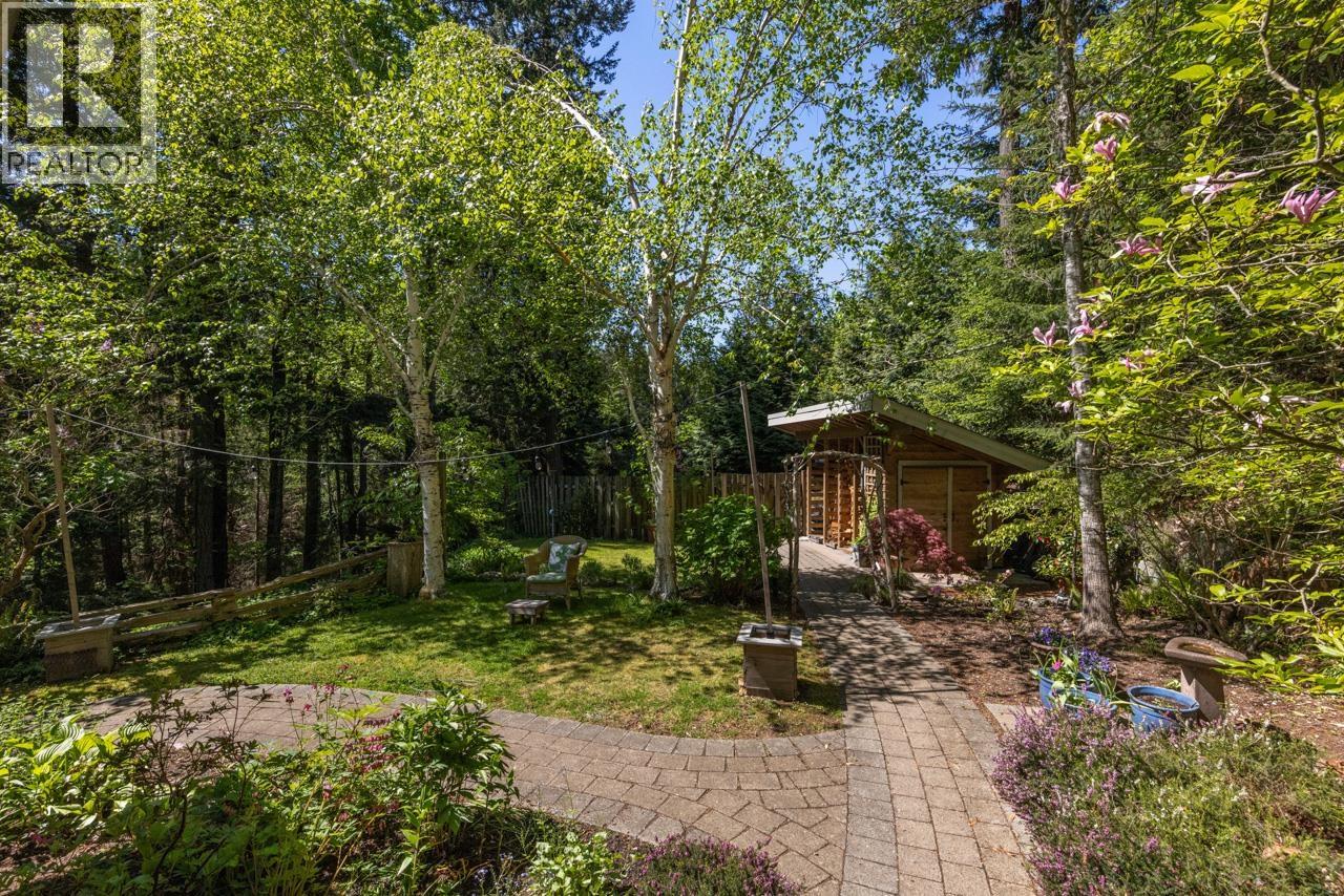 576 Cates Hill Rd, Bowen Island, BC V0N 1G2