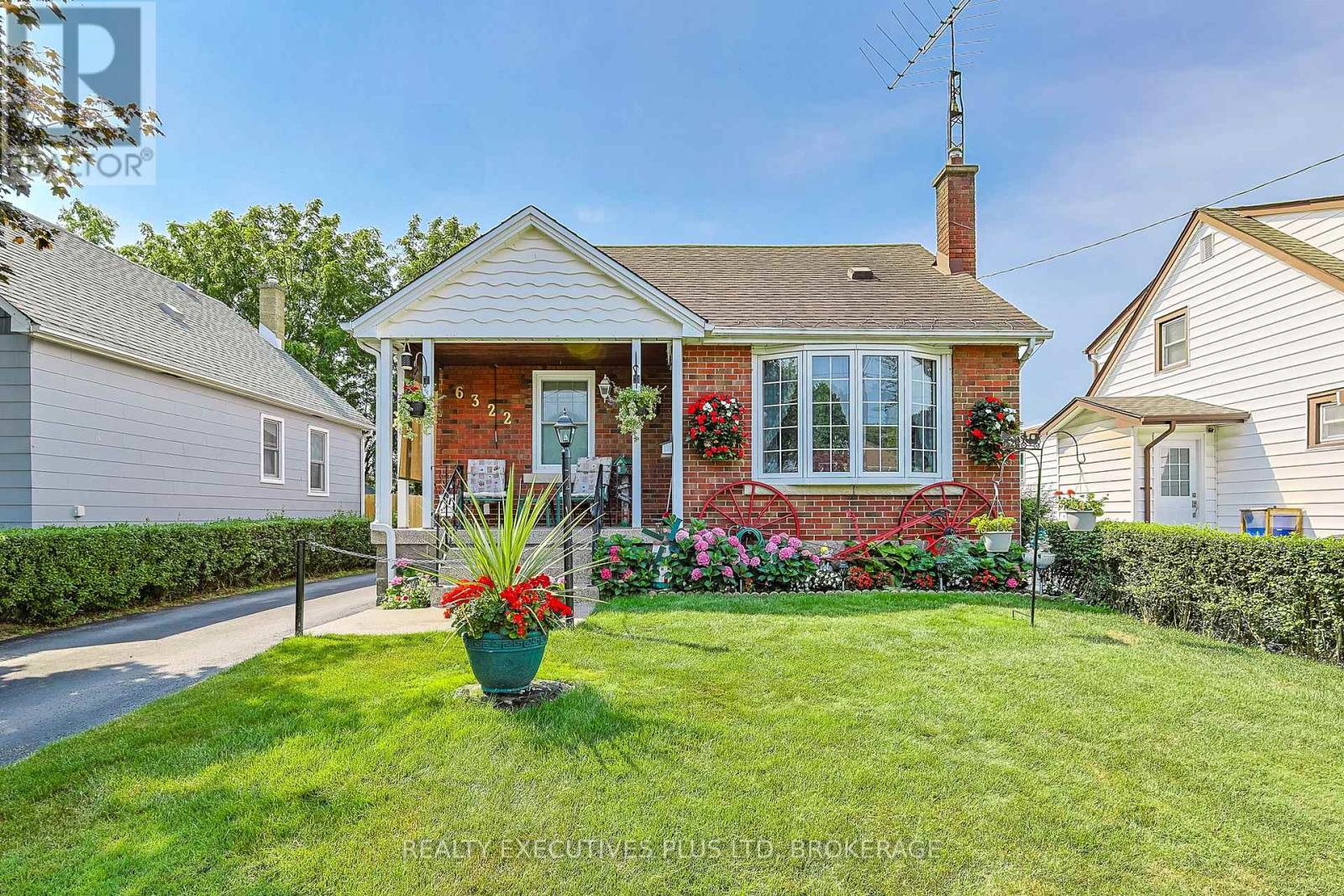6322 Monroe St, Niagara Falls, ON L2G 2G8
