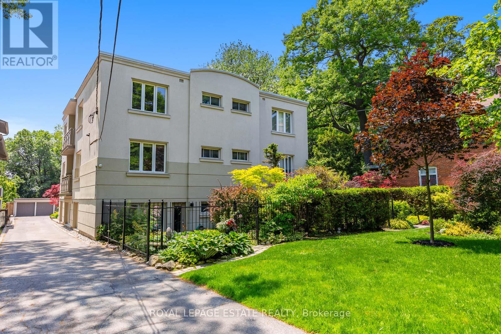 4 21 Benlamond Ave, Toronto, ON M4E 1Y8