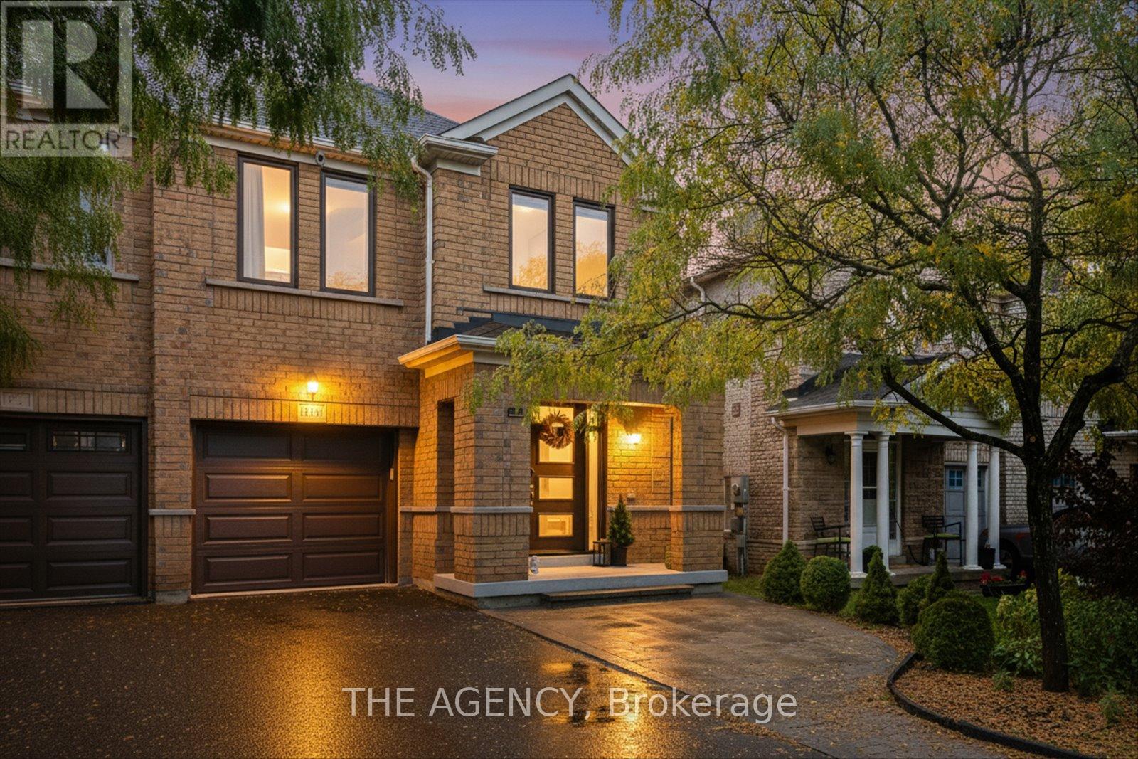 908 Oaktree Cres, Newmarket, ON L3X 2Z1