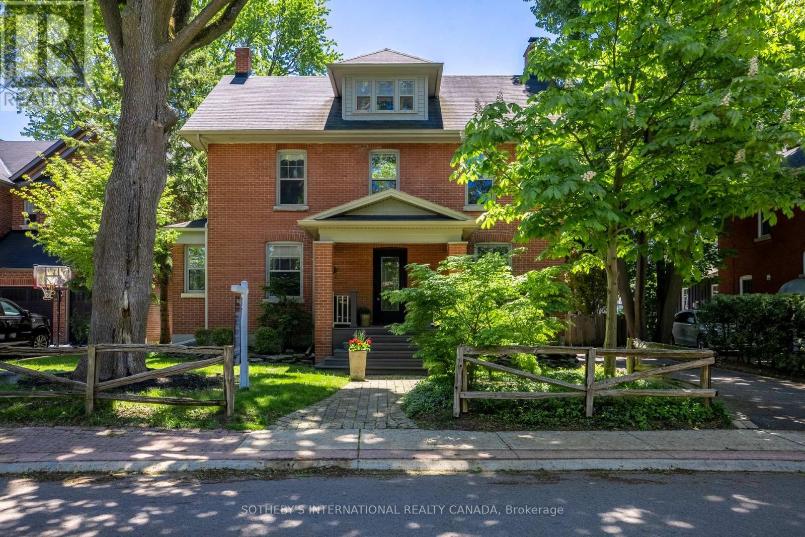 77 Catherine Ave, Aurora, ON L4G 1K6