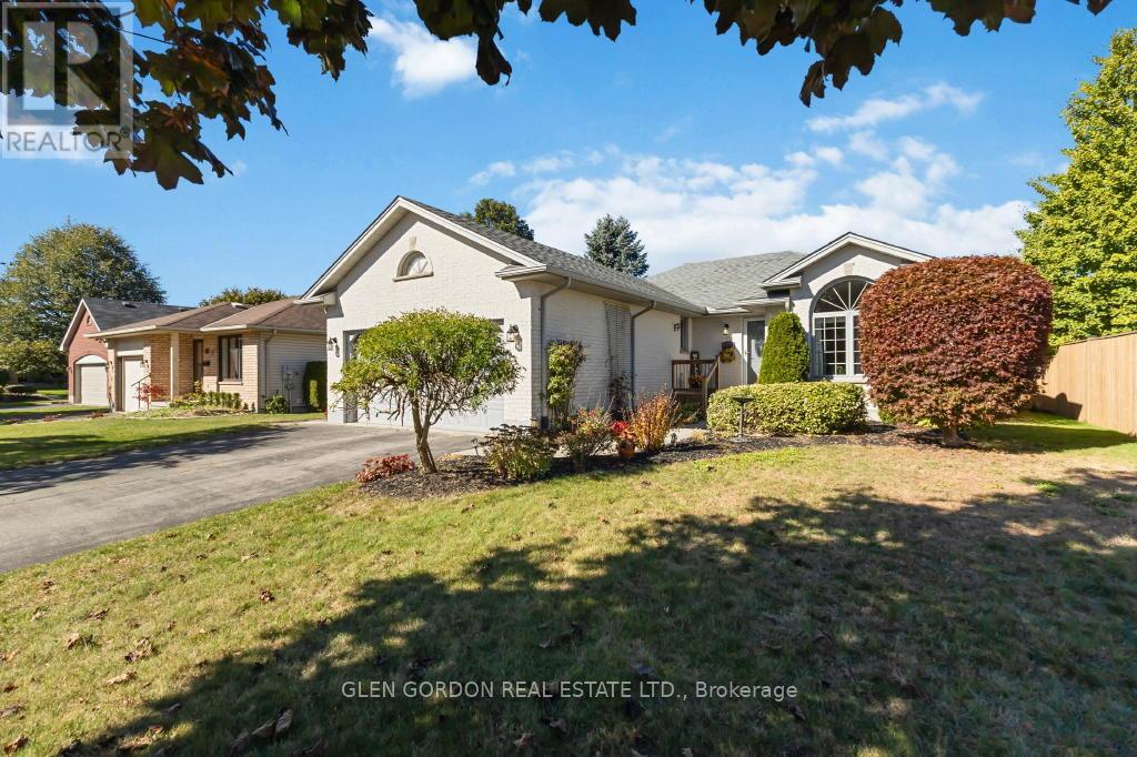 71 Parkview Cres, Strathroy-Caradoc, ON N7G 4B1