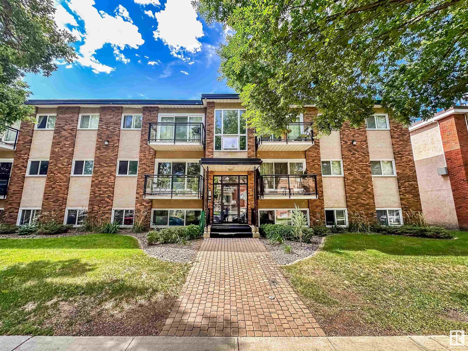 10555 83 Avenue Northwest #101, Edmonton, AB T6E 2E1