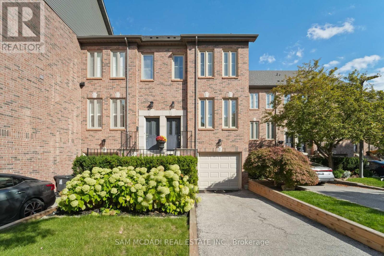 1 195 Grand Ave, Toronto, ON M8Y 3Y3