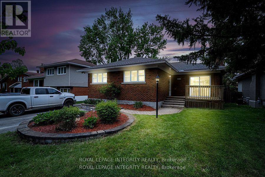 1695 Gage Cres N, Ottawa, ON K2C 0Z7