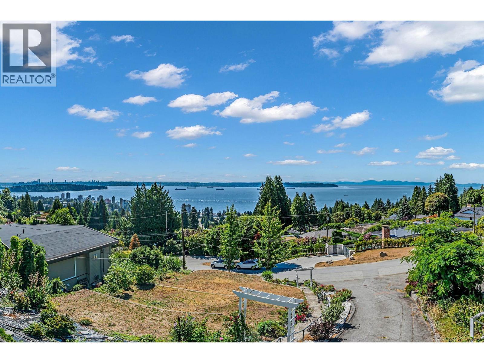 2030 Russet Way, West Vancouver, BC V7V 3B4