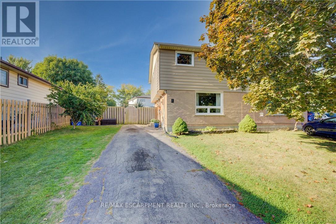 7 Fuller Ct, Hamilton Stoney Creek Mountain, ON L8J 1H3