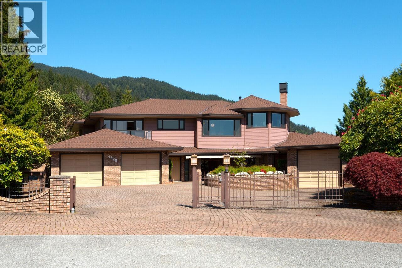 4228 Rockridge Cres, West Vancouver, BC V7W 1B1