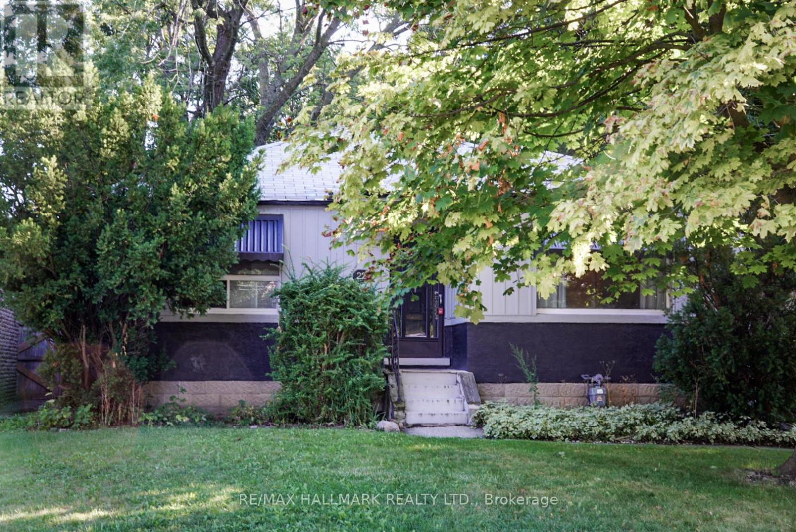 22 Latham Ave, Toronto, ON M1N 1M8
