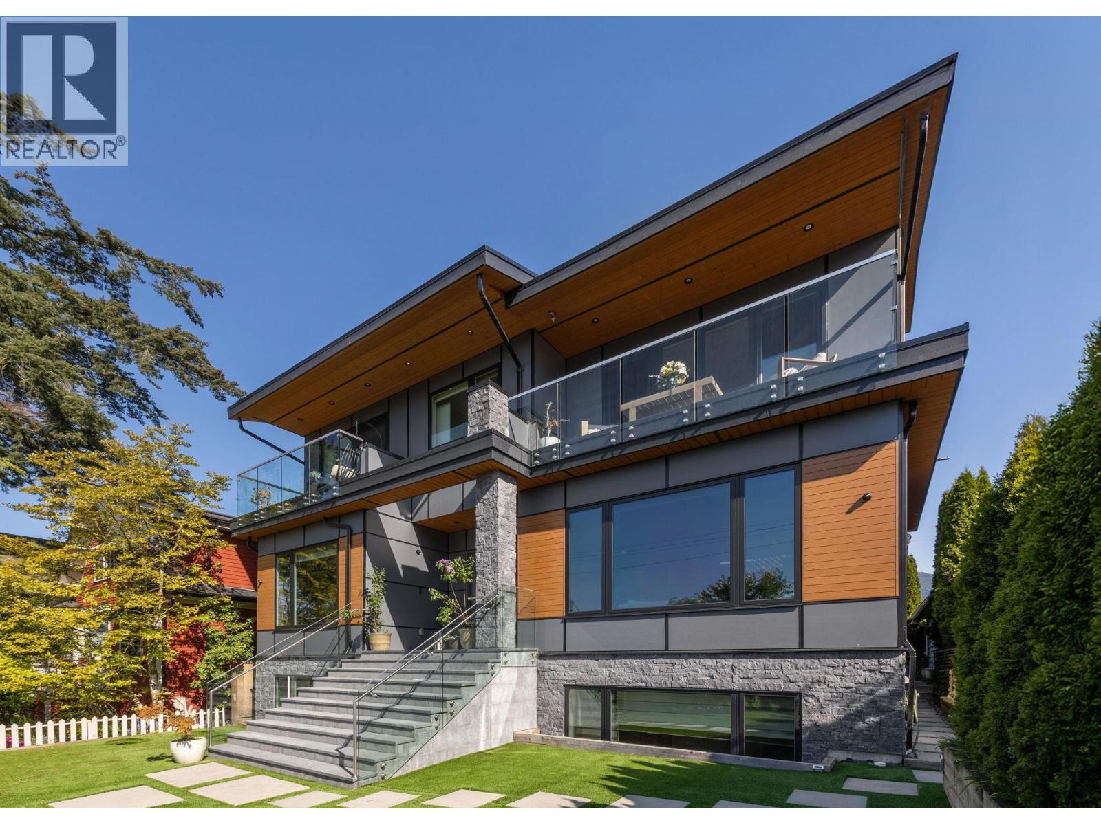 342 W 15th St, North Vancouver, BC V7M 1S5