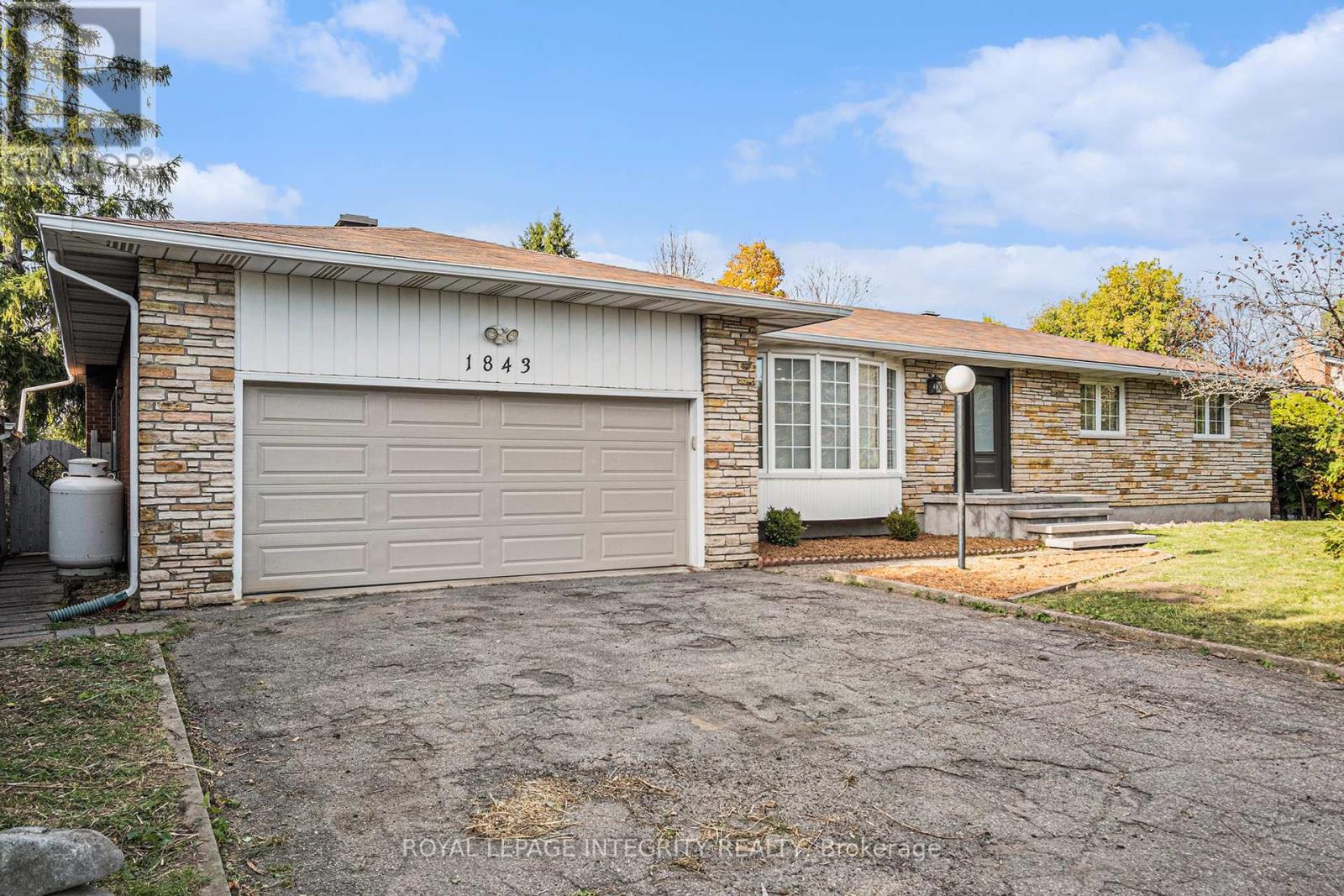1843 Rideau Rd, Ottawa, ON K1X 1E1