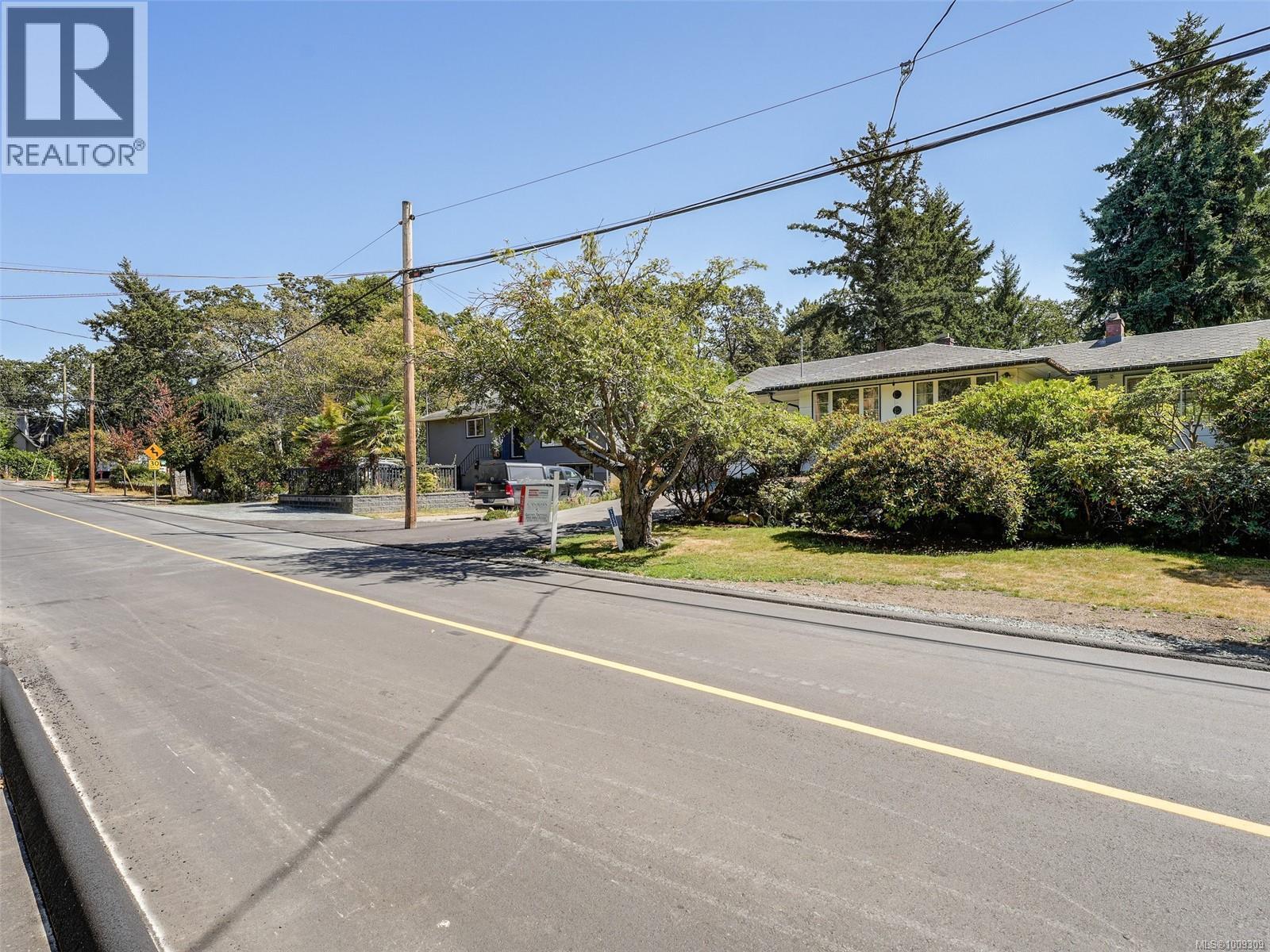 1233 Tattersall Dr, Saanich, BC V8P 1Y8
