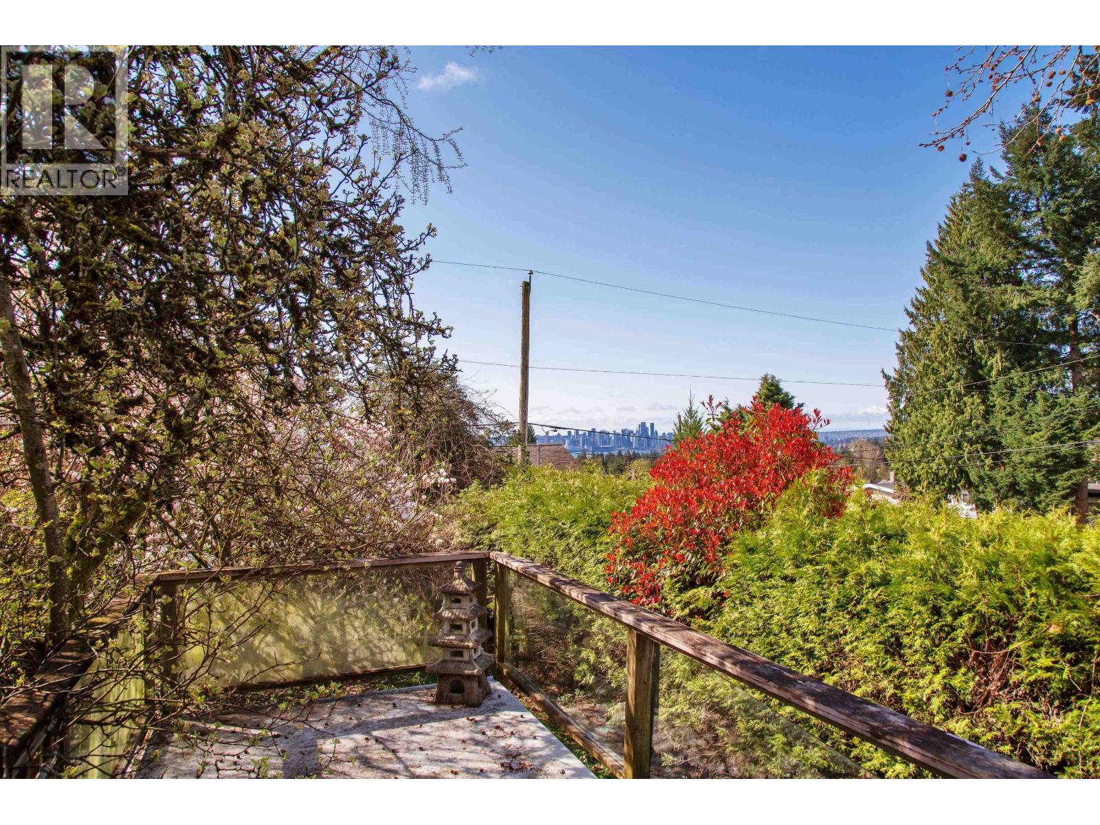 445 W Queens Rd, North Vancouver, BC V7N 2K8