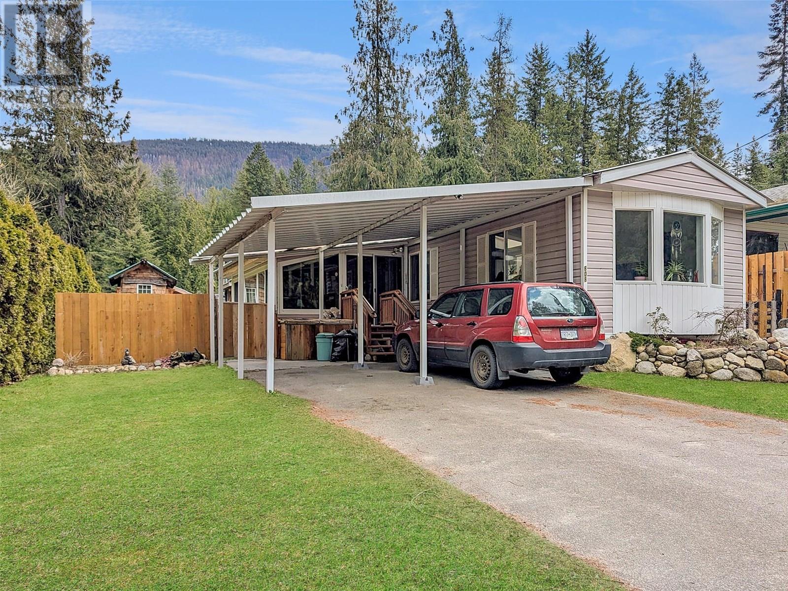808 Nelson St, Slocan, BC V0G 2C0