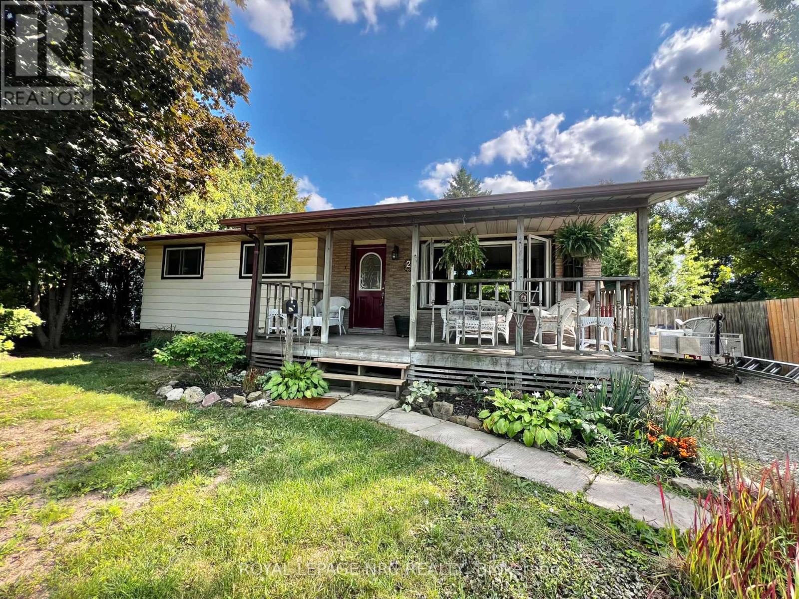 2 Pioneer Village Cres, Thorold, ON L2V 4J8
