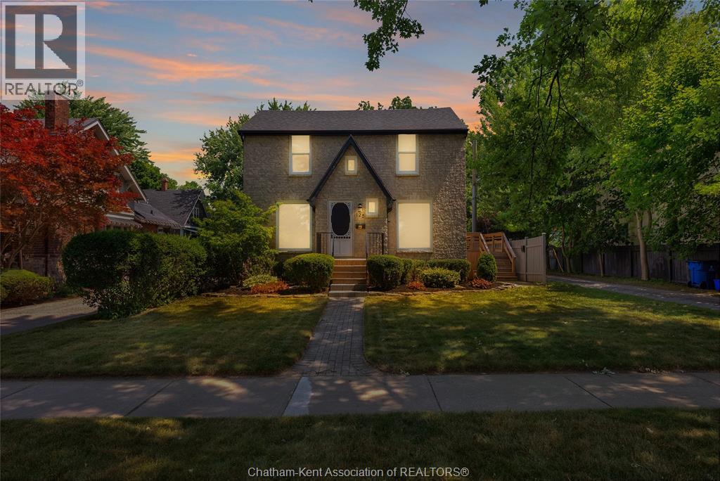 125 Victoria Ave, Chatham, ON N7L 3A4