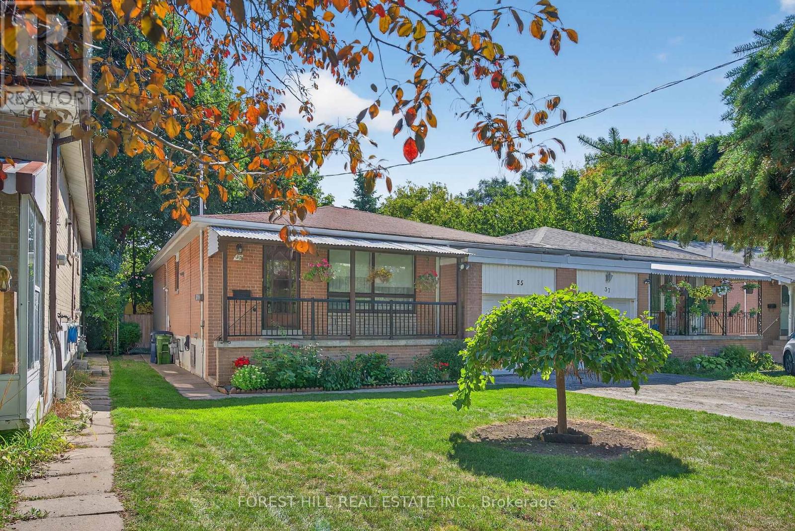 35 Regatta Cres, Toronto, ON M2R 2X7