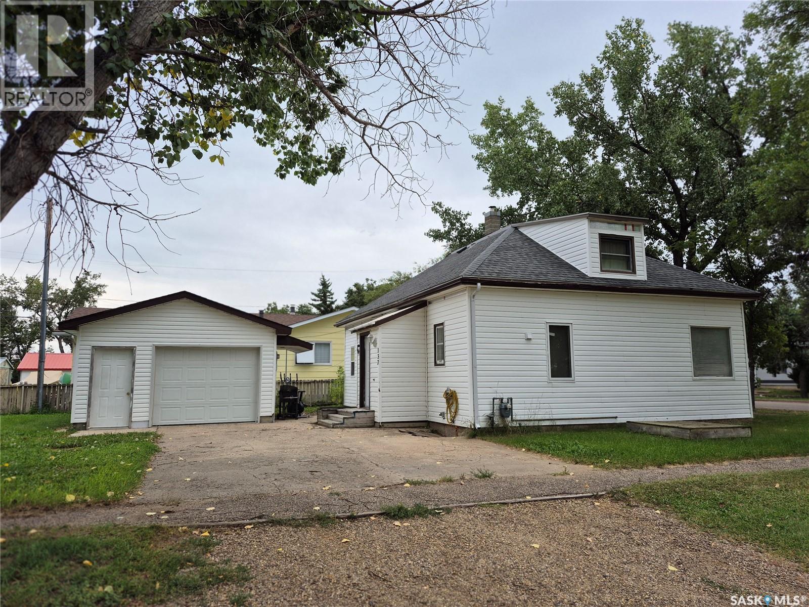 137 2 Street West, Ponteix, SK S0N 1Z0