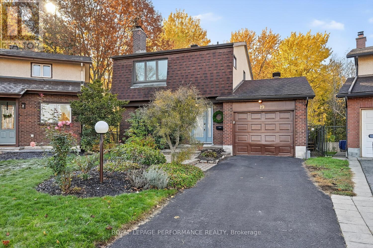 19 Ancroft Ct, Ottawa, ON K2G 4A5