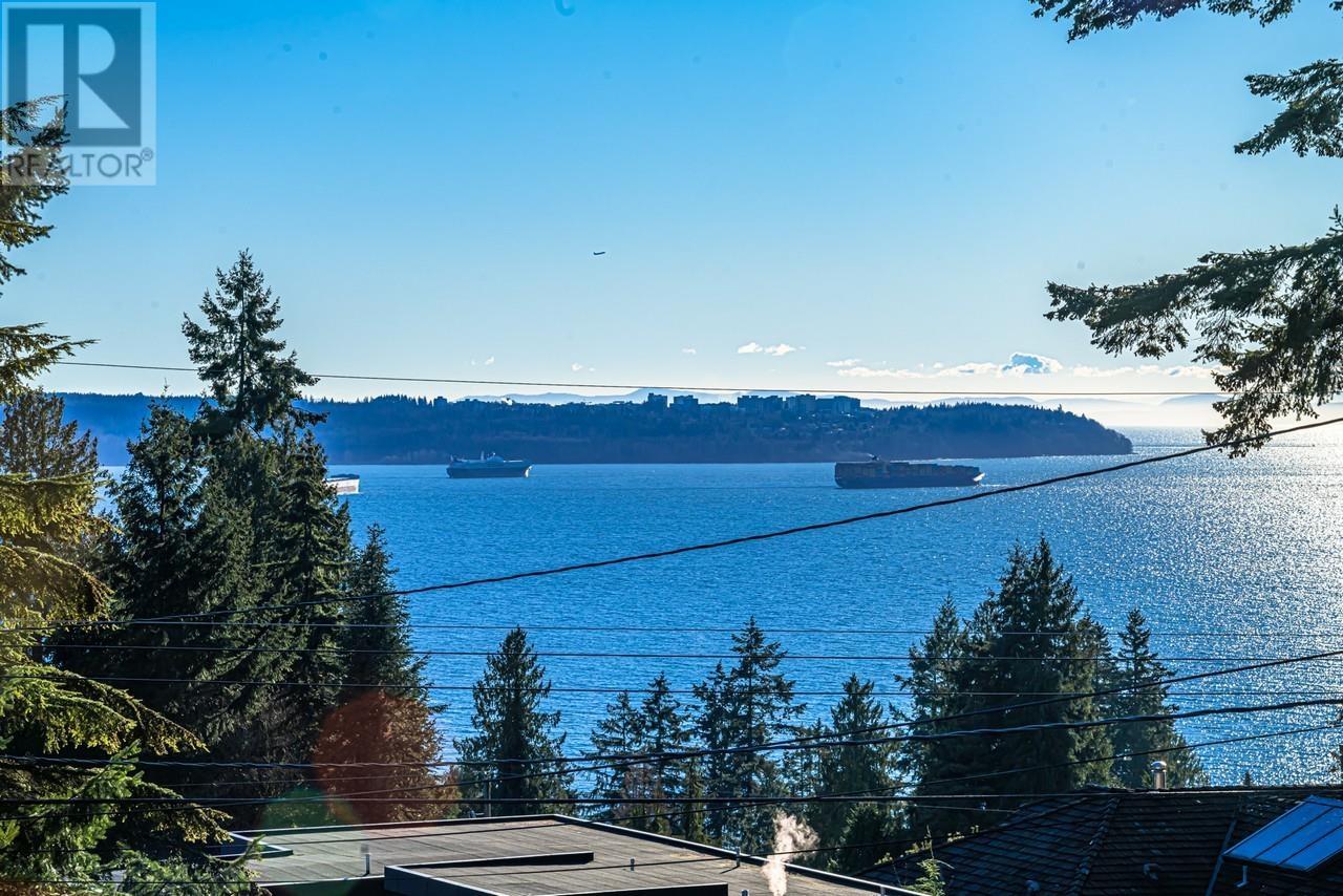 3175 Benbow Rd, West Vancouver, BC V7V 3E1