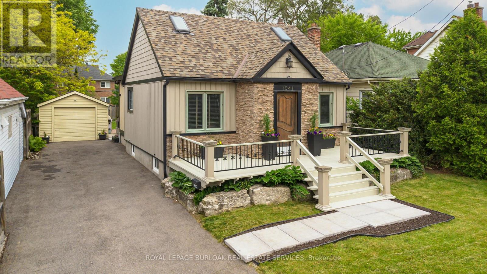 1041 Plains View Ave, Burlington, ON L7T 1V4