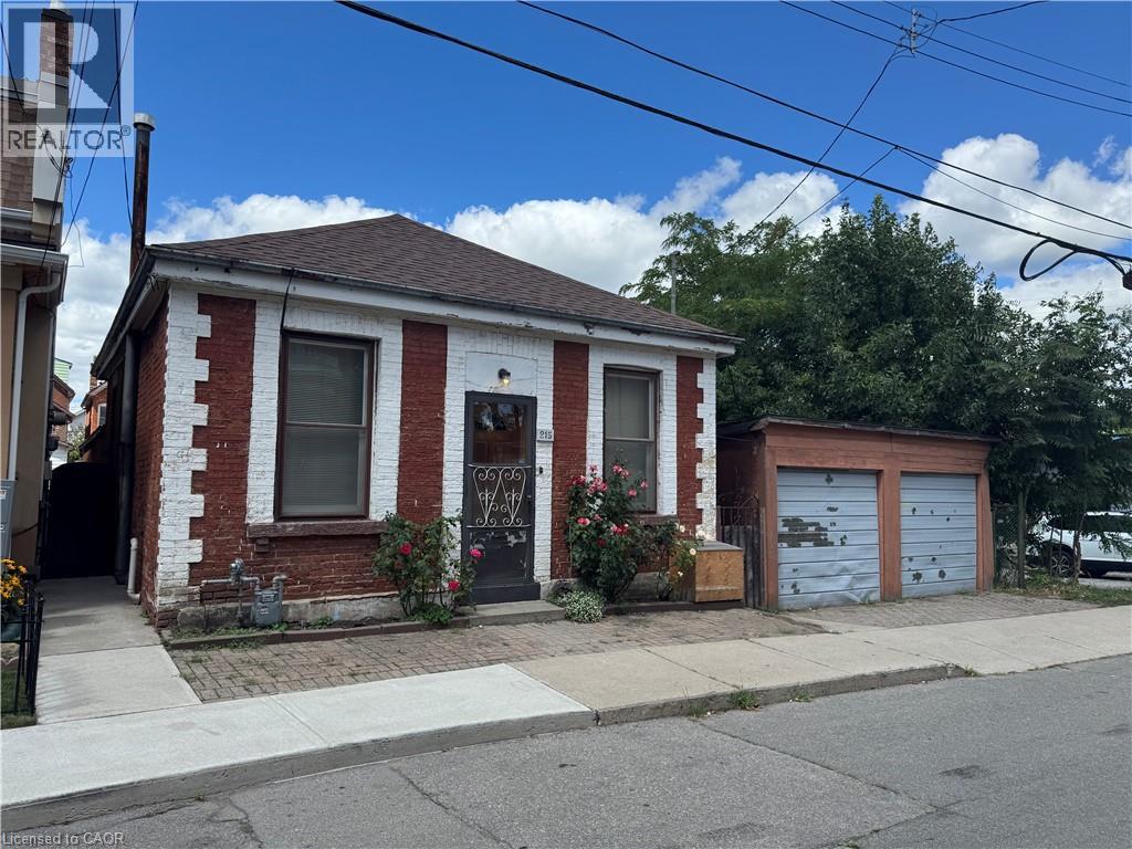 215 Ray St N, Hamilton, ON L8R 2Y3
