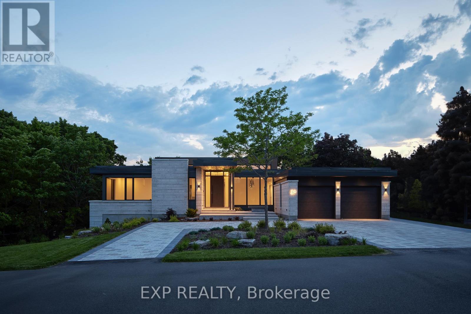 32 Clovelly Rd, Ottawa, ON K1J 6M2