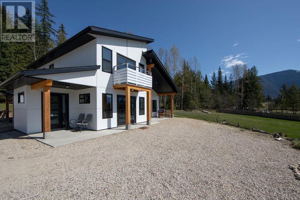 215 Cotswold Rd, Nakusp, BC V0G 1R0