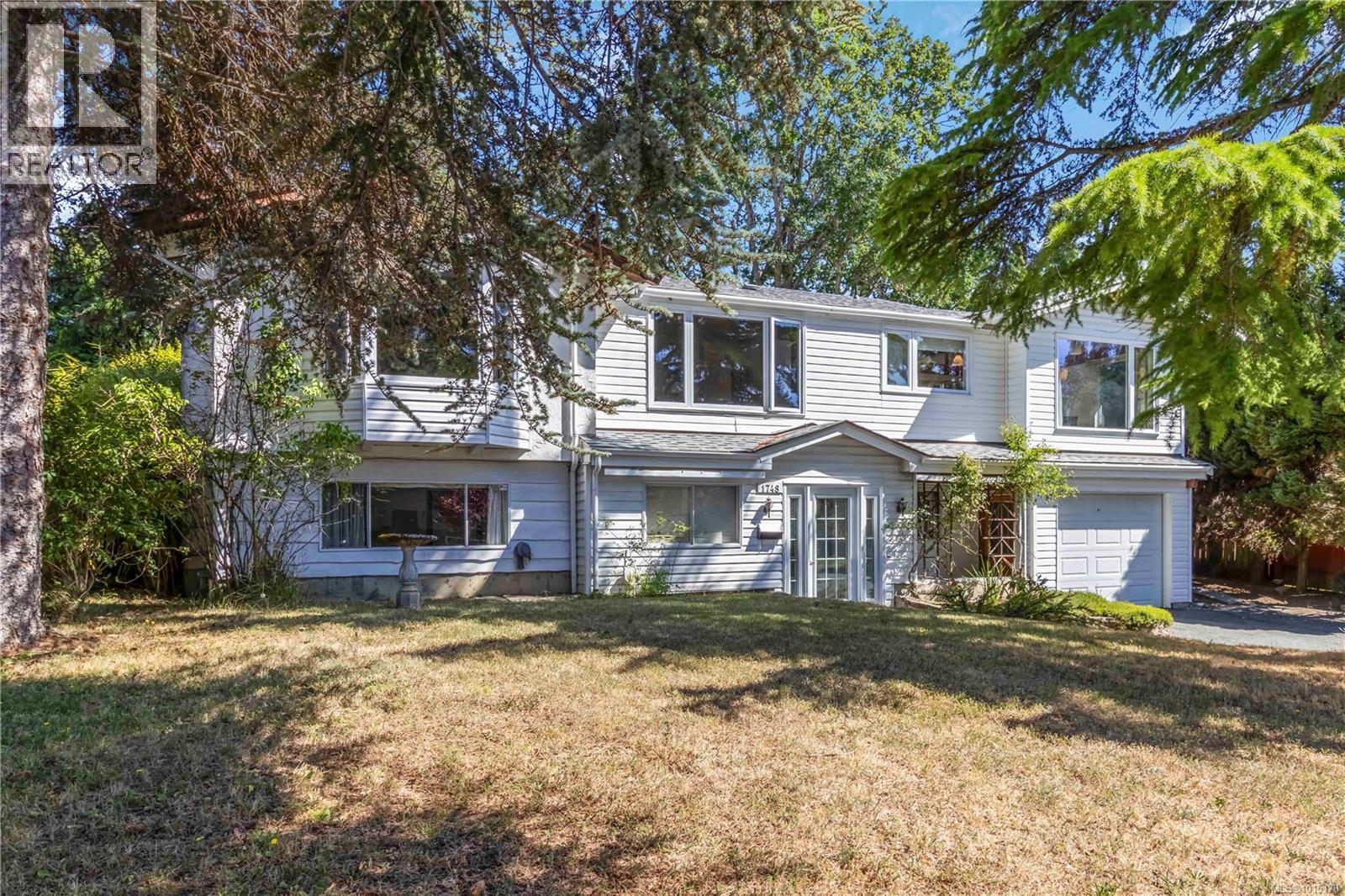 1748 Llandaff Pl, Saanich, BC V8N 4V1