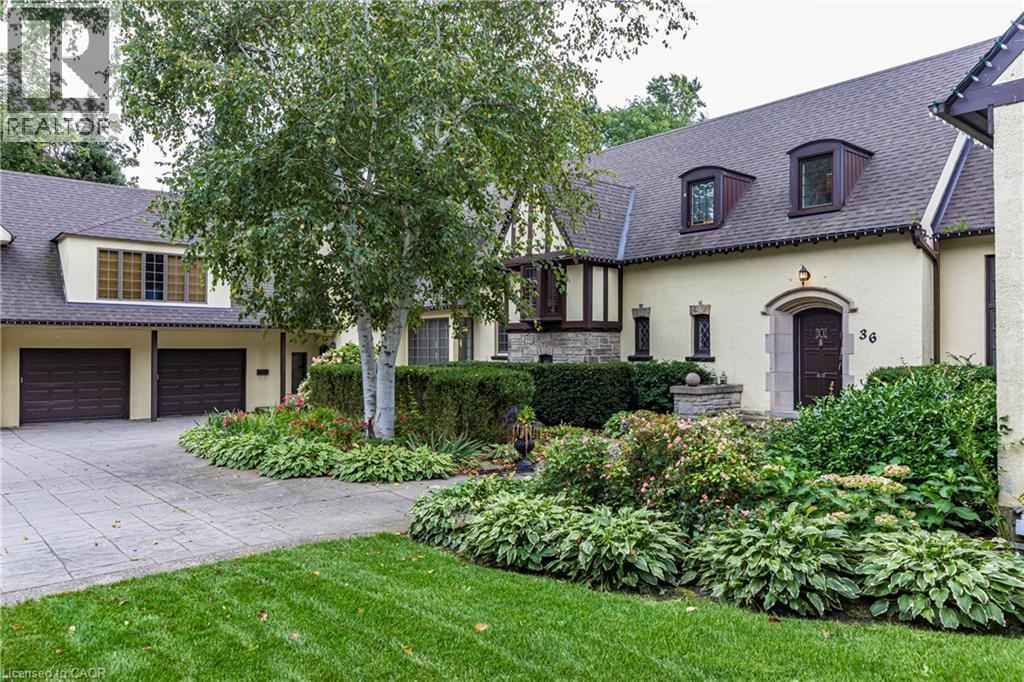 36 Cayley St, Dundas, ON L9H 2E7