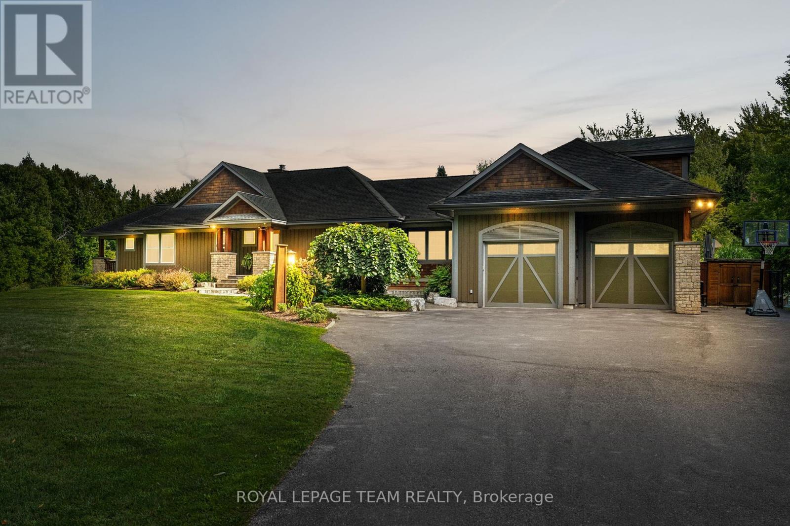 1560 Maley Ln, Ottawa, ON K2W 1C2