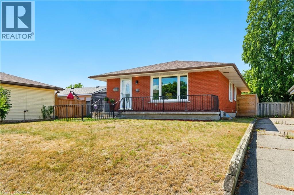 15 Kent Rd, Brantford, ON N3R 5G7